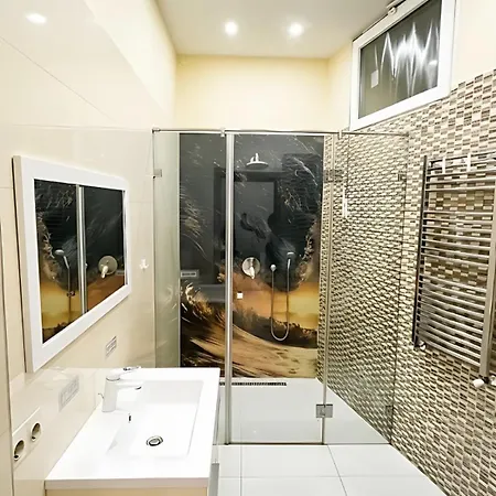 Beat Lux-top Center-walk To Major Attractions