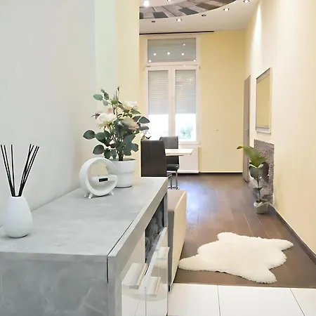 Beat Lux-top Center-walk To Major Attractions *